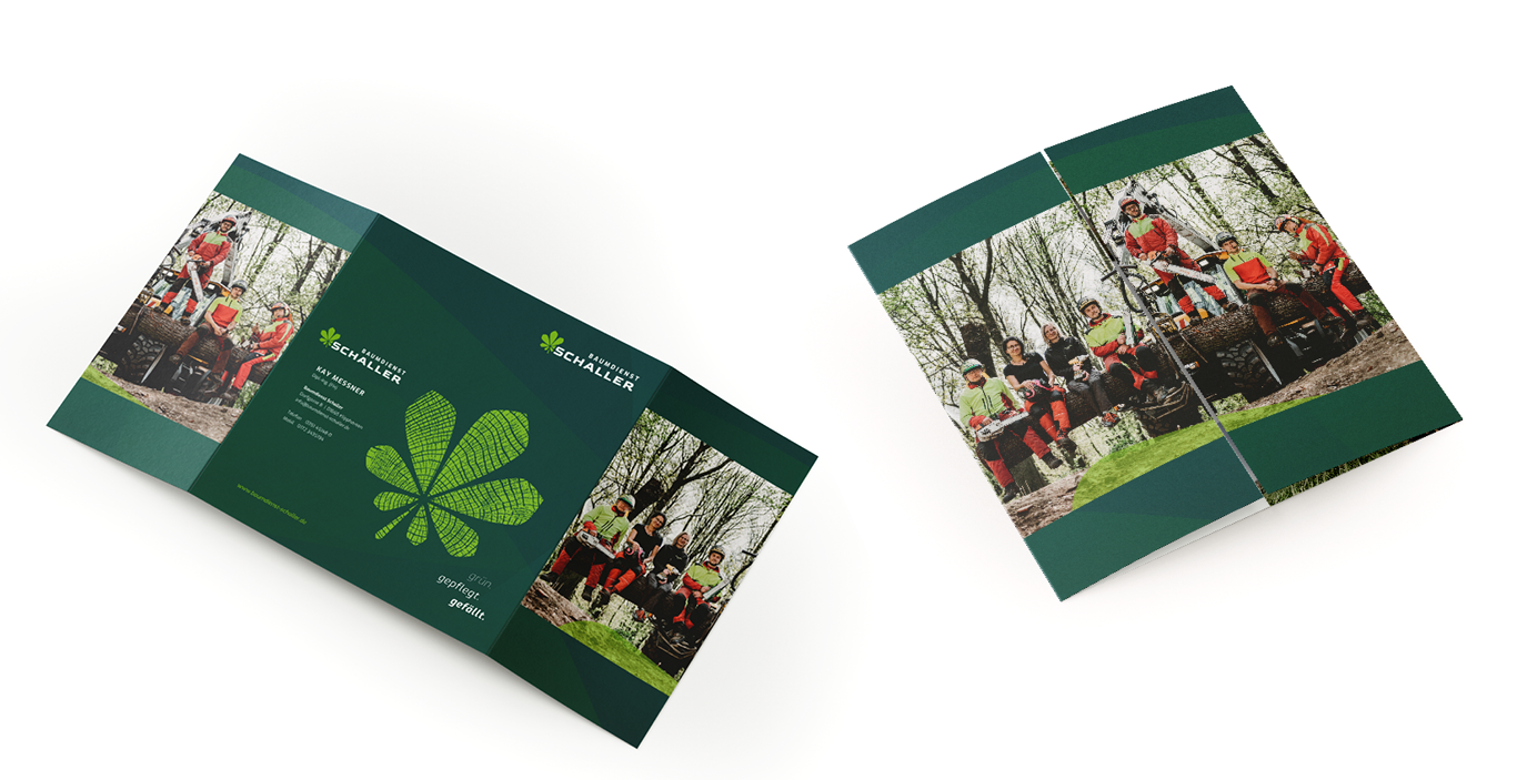 Zwei gefaltete Broschüren mit einer Gruppe von Menschen, die auf Baumstämmen im Freien sitzen, umgeben von Bäumen. Die Broschüren haben ein grünes Blattlogo und einen Text über die "Rosskastaniengesellschaft".
