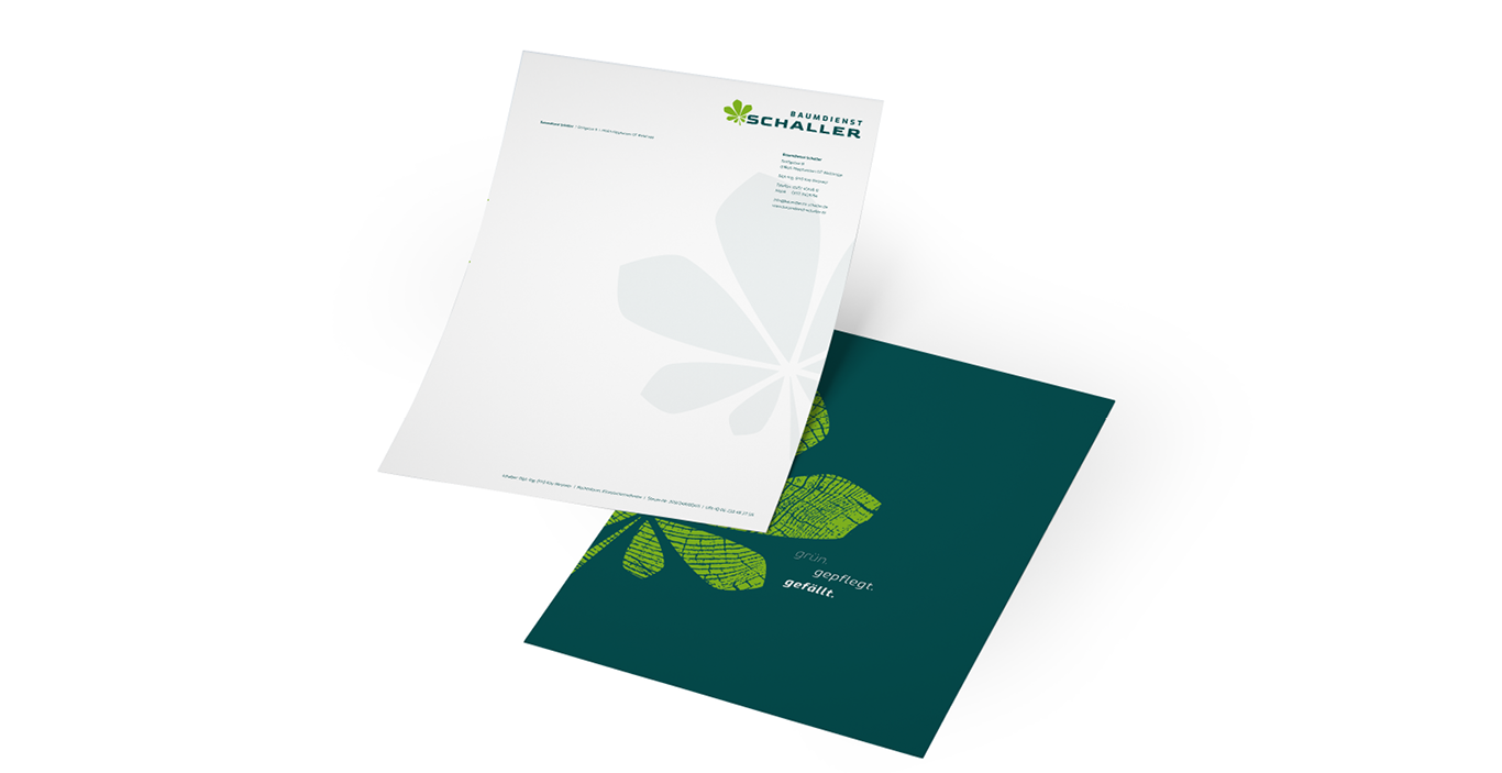 Zwei Blätter Briefpapier für SCHALLER mit grünem Blatt-Logo; ein Blatt ist weiß mit einem dezenten Blatt-Wasserzeichen und Unternehmensangaben, das andere ist dunkelgrün mit einer leuchtend grünen Blatt-Illustration und weißem Text.