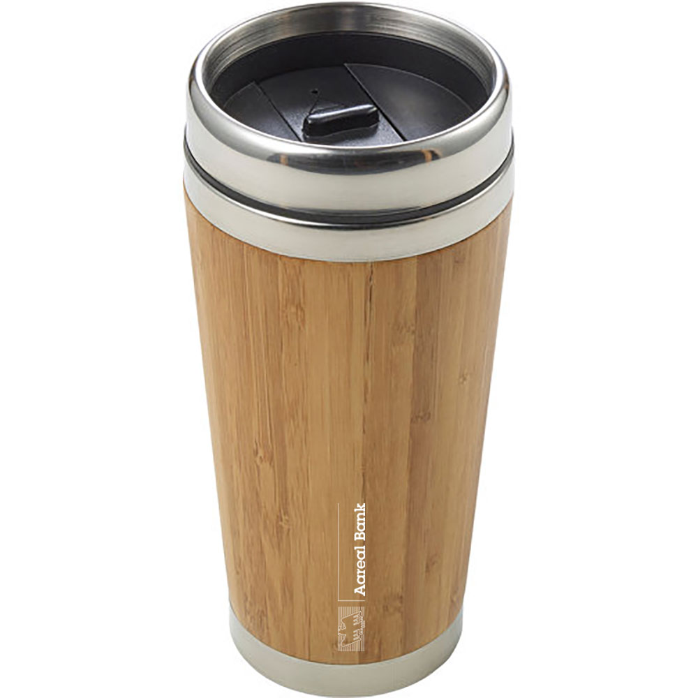 Ein Reisebecher aus Edelstahl und Bambus mit schwarzem Kunststoffdeckel und einem vertikalen Vollblut Aareal Bank-Logo an der Seite.