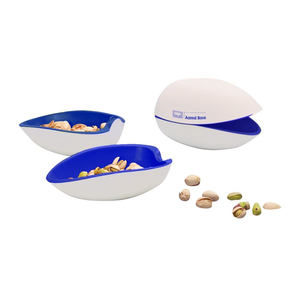 Zwei weiß-blaue Servierschüsseln aus Kunststoff, eine zu einer Kuppel gestapelt und die anderen mit Pistazien gefüllt, daneben lose Nüsse und Schalen – perfekt für Ihr nächstes Treffen bei der Vollblut Aareal Bank oder eine zwanglose Snackrunde.