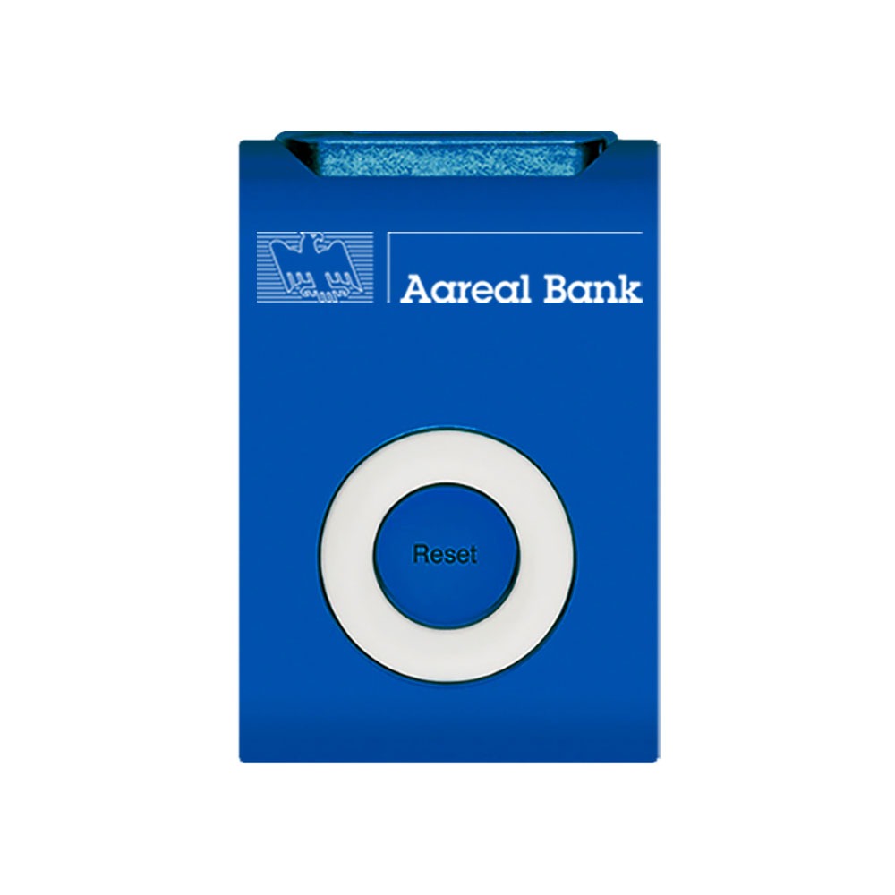 Ein kleines blaues elektronisches Gerät mit der Aufschrift „Vollblut Aareal Bank“ verfügt in der Mitte über einen weißen runden Knopf mit der Aufschrift „Reset“ und oben über einen Kartenschlitz.