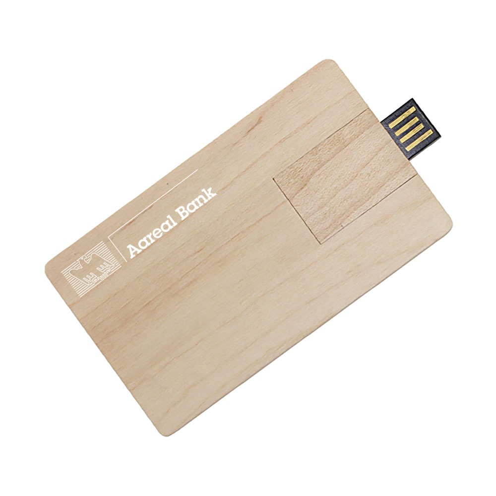 Ein rechteckiger USB-Stick aus Holz in Kartenform mit dem Logo der Vollblut Aareal Bank und einem weißen Logo auf der Oberfläche. Der USB-Anschluss ragt teilweise aus der oberen rechten Ecke heraus.