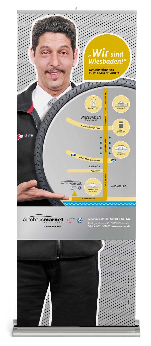 Ein Werbebanner zeigt einen lächelnden Mann in einer schwarz-roten Jacke, der eine große vertikale Reifengrafik hält. Auf dem Reifen sind eine Karte und Symbole zu sehen, die zum Vollblut Autohaus Marnet in Wiesbaden führen, mit deutschem Text zur Lage.