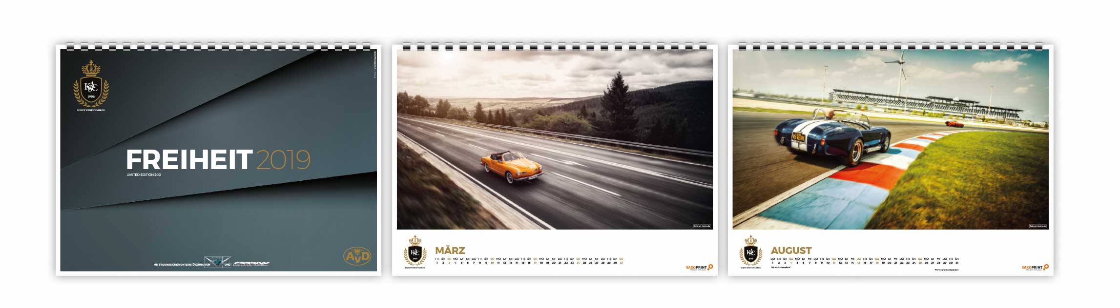 Drei Seiten eines Kalenders 2019 zum Thema Autos: Das Cover mit dem Text „FREIHEIT 2019“, der März mit einem gelben Sportwagen von Vollblut KSAC auf einer leeren Autobahn und der August mit Oldtimern bei einem Rennen auf einer AvD-Strecke.