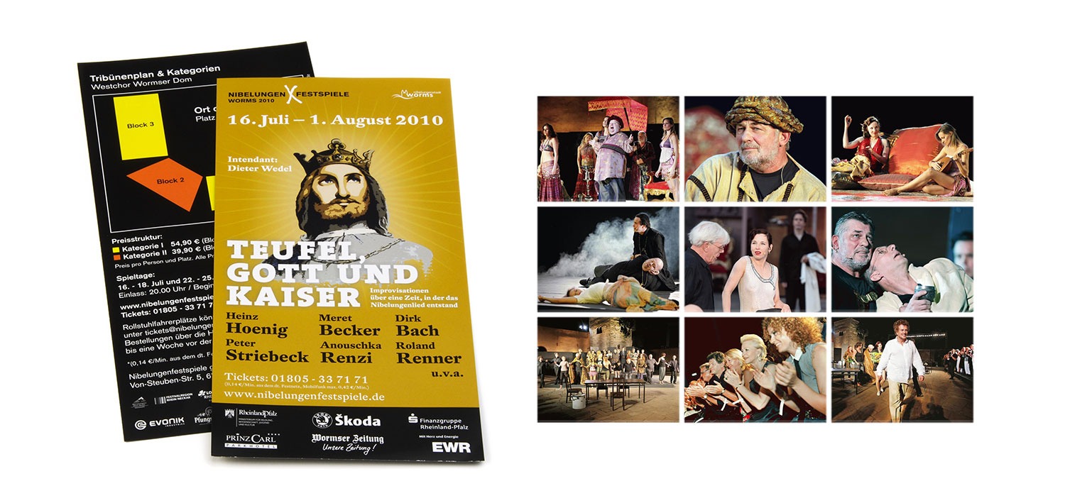 Links ist ein Festplakat mit der Illustration eines gekrönten Königs und deutschem Text für die Vollblut-Nibelungen-Festspiele zu sehen. Rechts sind neun Fotos zu sehen, die Schauspieler bei dramatischen Szenen auf der Bühne zeigen.