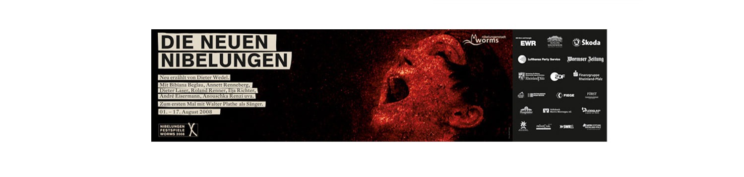 Ein dramatisches Plakat für Die Neuen Nibelungen bei den Vollblut Nibelungen Festspielen zeigt ein rotes, feuriges Gesicht im Profil mit weit geöffnetem Mund vor schwarzem Hintergrund. Veranstaltungsdetails und Sponsorenlogos sind rechts und links aufgeführt.