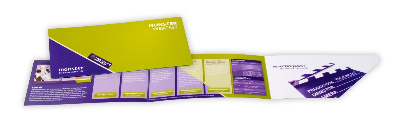Eine gefaltete Broschüre im Akkordeonstil für Monster Webcast wird geöffnet. Sie zeigt grüne und violette Tafeln mit Text, Grafiken und dem Vollblut Monster-Branding, einschließlich einer Filmklappenillustration und verschiedenen Informationsabschnitten.
