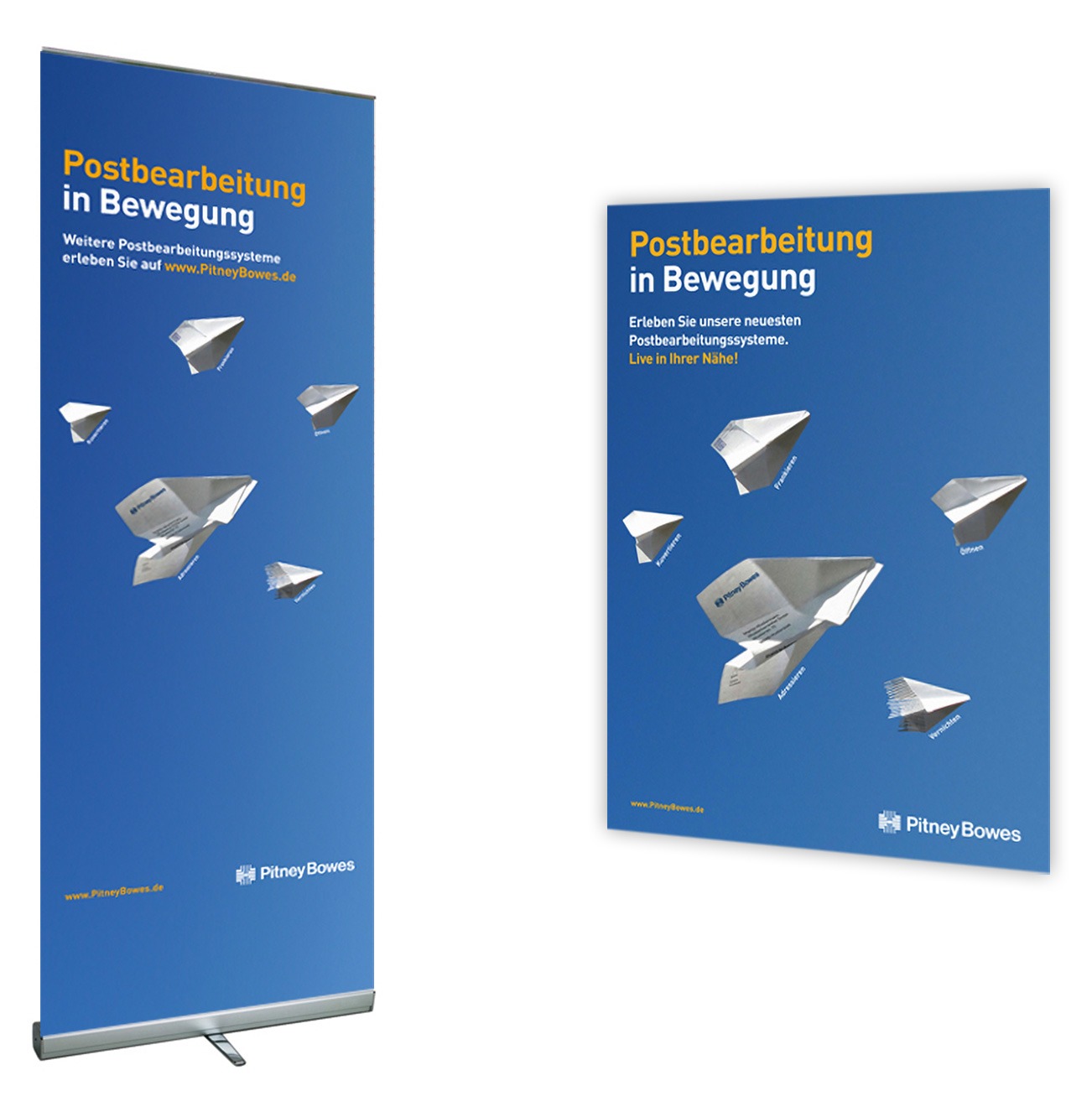 Auf einem blauen Vollblut-Poster und einem Roll-up-Banner von Pitney Bowes sind fliegende Papierflieger und ein deutscher Text zu sehen, der für Postverarbeitungssysteme wirbt. Unten sind Logos und Website-Informationen zu sehen.
