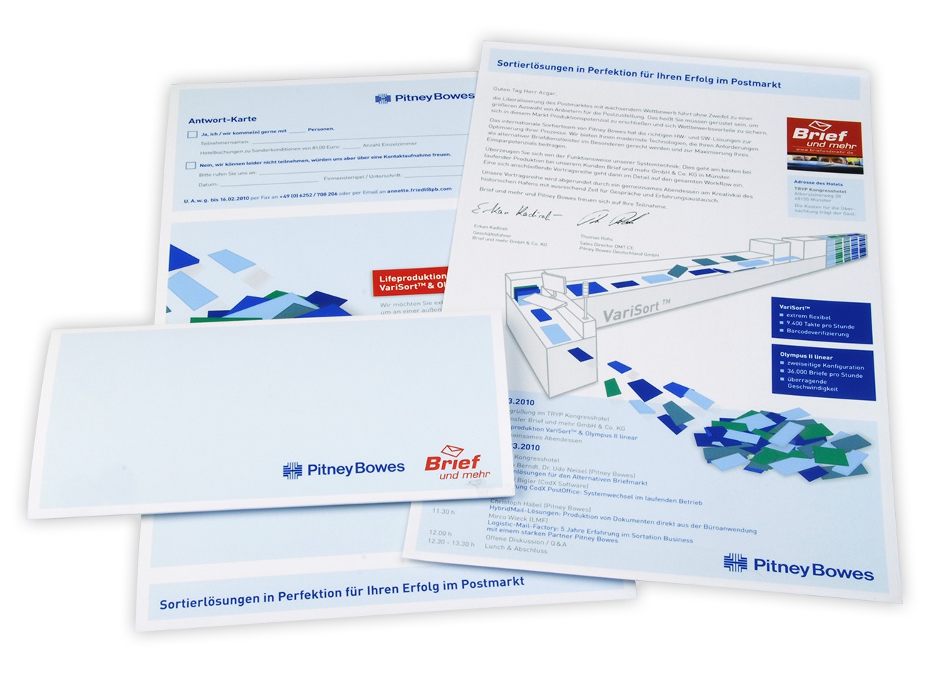 Ein Satz Marketingmaterialien von Vollblut Pitney Bowes, darunter ein Brief, ein Umschlag und eine Antwortkarte, enthält blaue geometrische Grafiken und einen deutschen Text zu Lösungen zur Postsortierung.