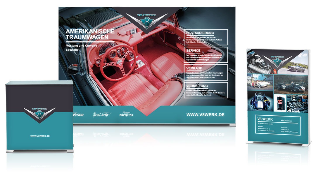 Messestand des Vollblut V8 Werks mit großer Kulisse mit Oldtimer-Interieur, Theke und Stand mit Fahrzeugfotos. Text hebt die Dienstleistungen hervor: Restaurierung, Service, Verkauf und Vermietung amerikanischer Traumautos.