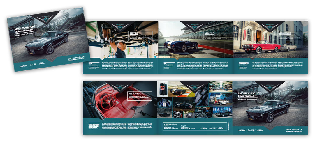 Eine Faltbroschüre mit Oldtimern und Kfz-Services von Vollblut V8 Werk. Das Cover zeigt einen schwarzen Oldtimer mit Fotos von Fahrzeugen, Werkstätten und Innenräumen sowie ausführlichen Textblöcken in blaugrün-weißem Farbschema.