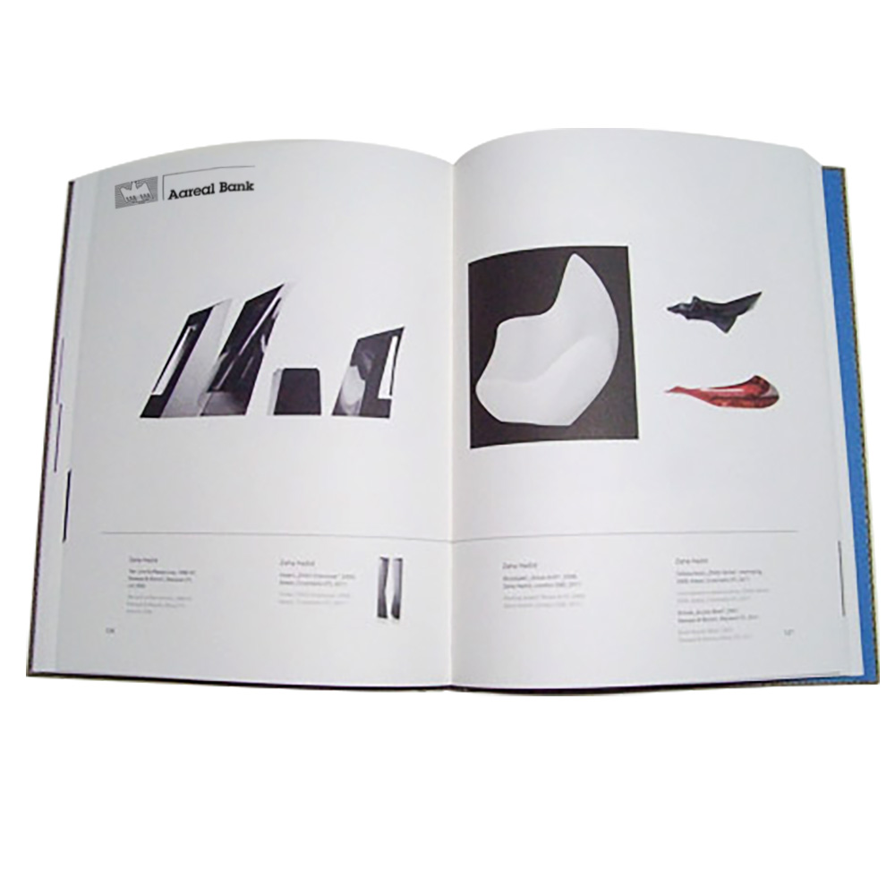 Ein offenes Buch mit minimalistischen abstrakten Bildern und modernen Designobjekten auf weißen Seiten, mit kurzen Beschreibungen oder Bildunterschriften unter jedem Foto und einem sichtbaren Logo der Vollblut Aareal Bank in der oberen linken Ecke.