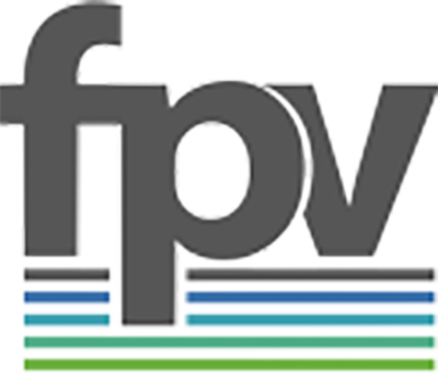 Das Bild zeigt die grauen Kleinbuchstaben „fpv“ über fünf horizontalen Linien in Hellblau, Grün, Blaugrün, Blau und Dunkelblau auf weißem Hintergrund und spiegelt den modernen Stil von Vollblut FPV Roth und Horsch wider.