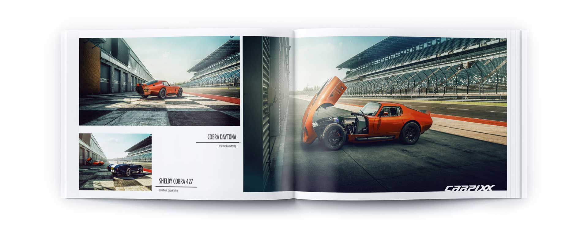 Eine Doppelseite des Carpixx-Magazins Vollblut zeigt eine leuchtend orangefarbene Cobra Daytona auf einer Rennstrecke: ein großes Bild mit geöffneter Motorhaube und zwei kleinere Aufnahmen, geparkt in der Nähe der Boxengasse. Die Rennstrecke und die Tribünen bilden die Kulisse.