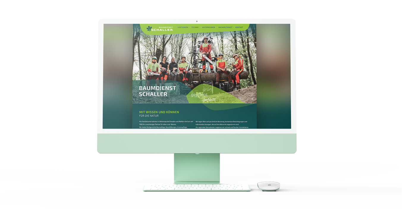 Auf einem Computerbildschirm wird die Website von Baumdienst Schaller angezeigt. Zu sehen sind eine Gruppe von Arbeitern in Schutzkleidung, die in einem Waldgebiet mit Werkzeugen und Geräten posieren, sowie eine grün gestaltete Benutzeroberfläche mit deutschem Text.